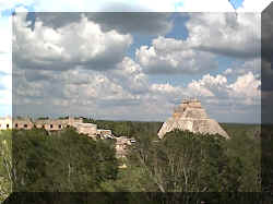 uxmal_paisaje1.jpg (35177 bytes)